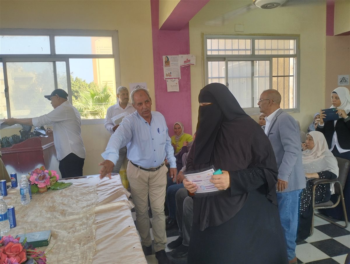 تسليم شهادات محو الأمية&nbsp;