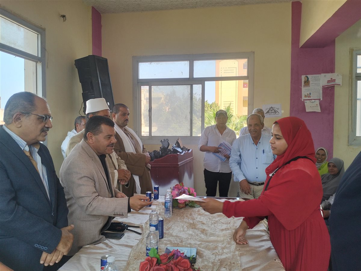 تسليم شهادات محو الأمية&nbsp;