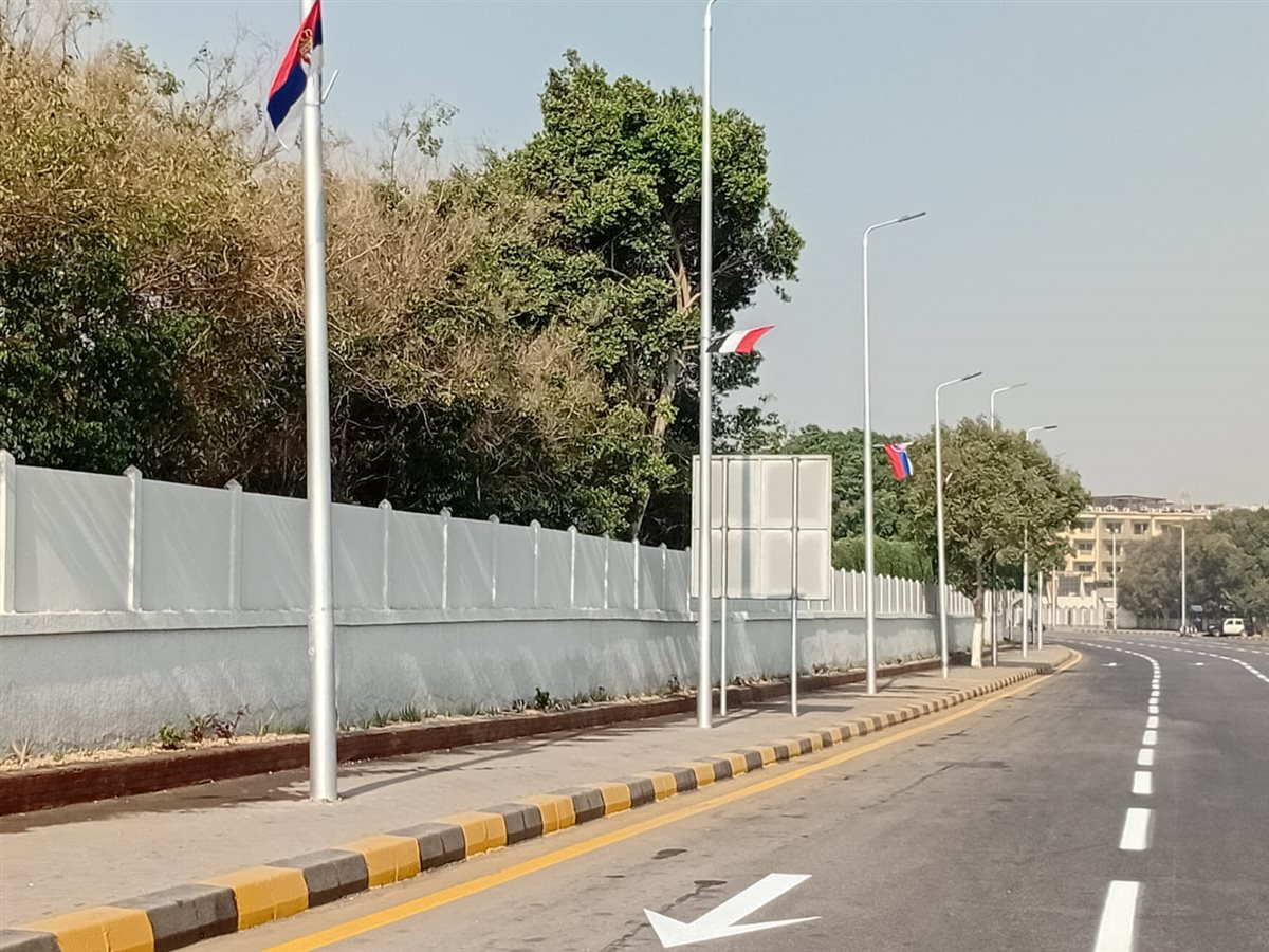 تعليق الأعلام واللافتات الترحيبية بالدول الضيوف على الطرق والمحاور