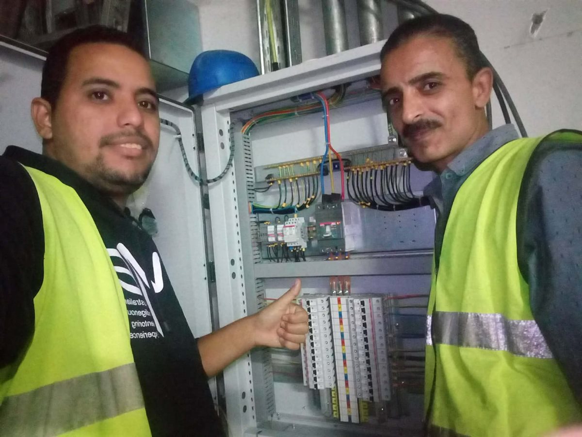 أحد عمال المخازن بالمتحف المصري الكبير&nbsp;