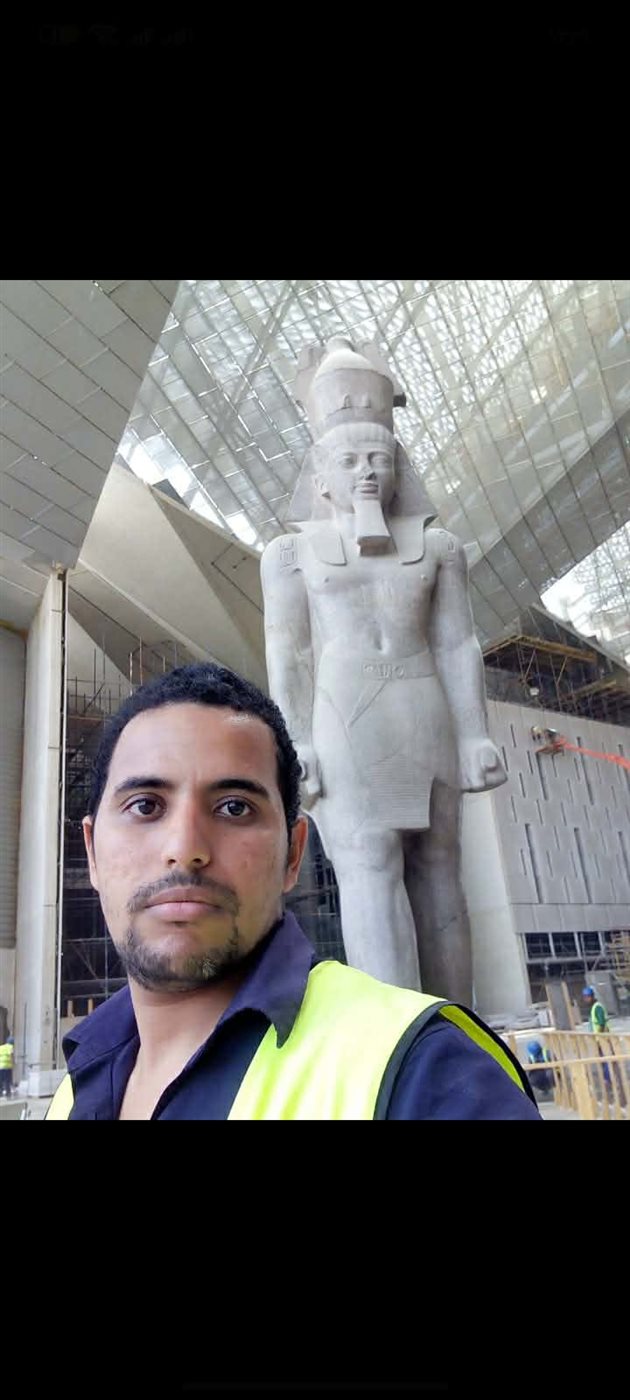 أحد عمال المخازن بالمتحف المصري الكبير &nbsp;&nbsp;