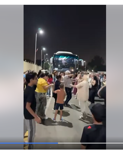 سياح يشاركون المصريين احتفالاتهم ويرقصون&nbsp;