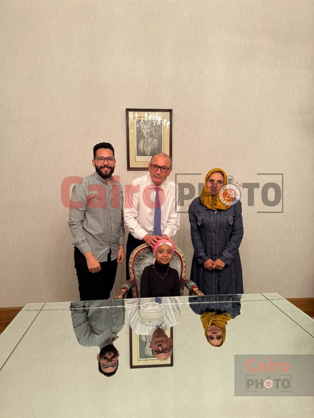 &nbsp;السفير التركي صالح موطلو شن مع الطفلة ليلى محاربة السرطان&nbsp;