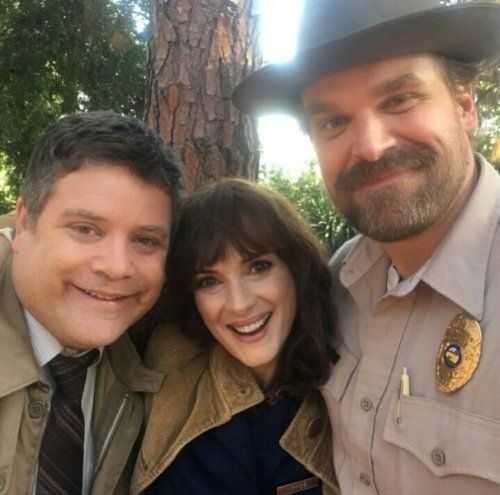 ديفيد هاربور بطل مسلسل 5 Stranger Things يعترف بحبه لوينونا رايدر وسط اتهامات بالتنمر وخلافات شخصية