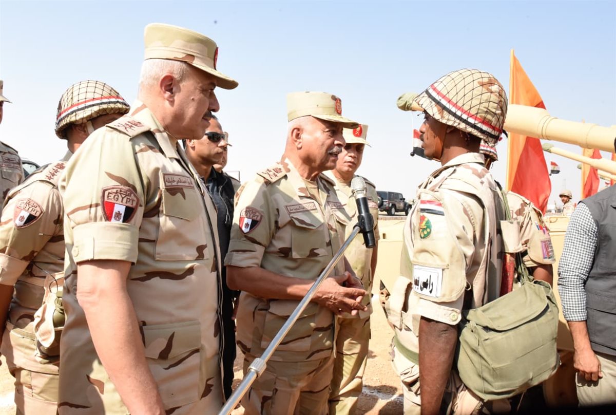 &nbsp;وزير الدفاع يشهد إجراءات تفتيش الحرب لأحد تشكيلات المنطقة المركزية العسكرية &nbsp;