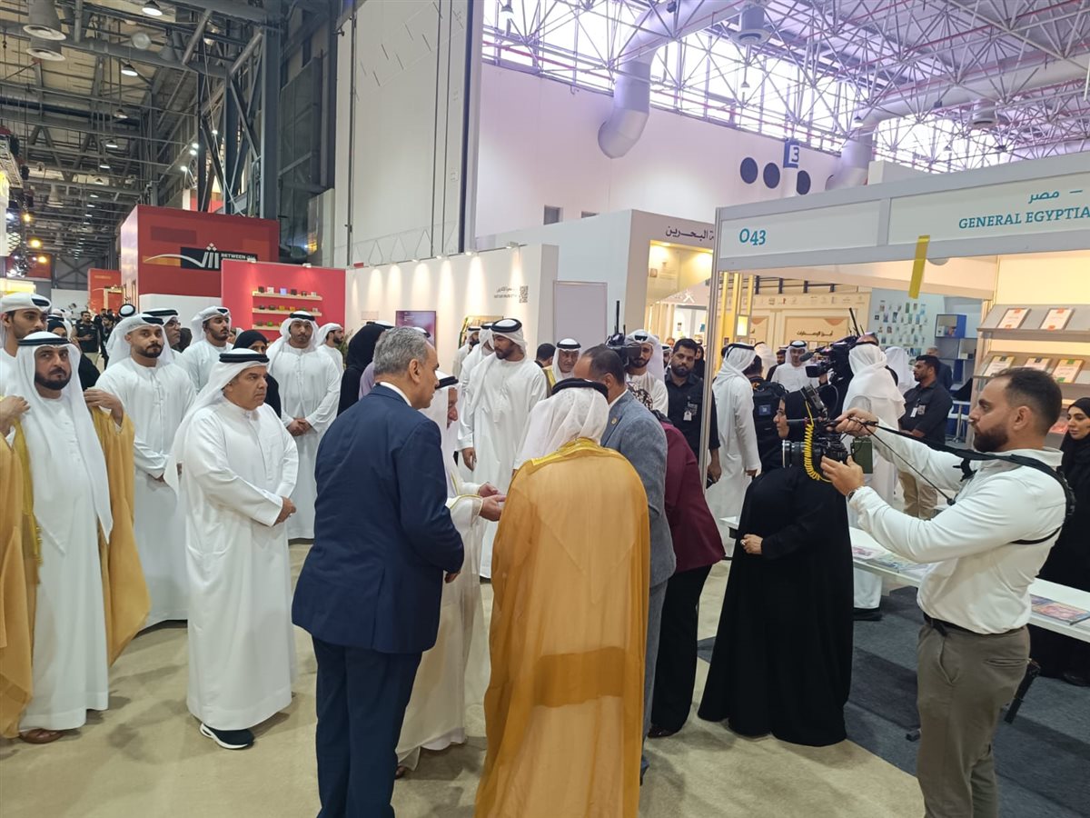 الشيخ سلطان يتفقد جناح الهيئة&nbsp;