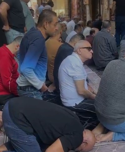السبكي ومحمد لطفي أول الحضور لمسجد السراج المنير لإداء صلاة الجنازة على السيناريست أحمد عبد الله&nbsp;