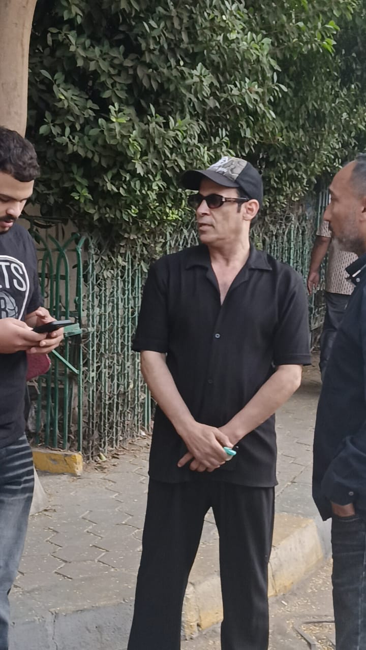 سعد الصغير أول الحضور لمسجد السراج المنير لإداء صلاة الجنازة على السيناريست أحمد عبد الله&nbsp;