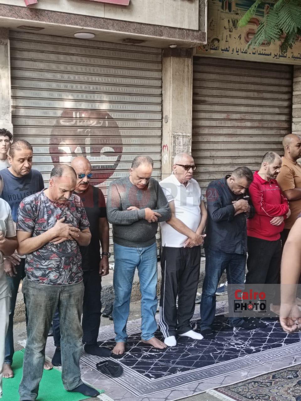 السبكي ومحمد لطفي أول الحضور لمسجد السراج المنير لإداء صلاة الجنازة على السيناريست أحمد عبد الله&nbsp;