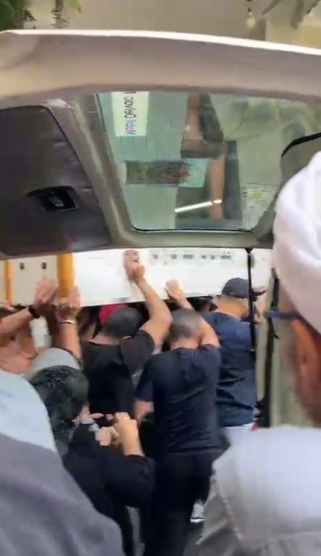 أغماء وانهيار &nbsp;أحد أفراد أسرة السيناريست أحمد عبد الله عند وصول جثمانه إلى مسجد السراج المنير
