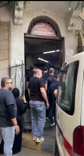 أغماء وانهيار &nbsp;أحد أفراد أسرة السيناريست أحمد عبد الله عند وصول جثمانه إلى مسجد السراج المنير