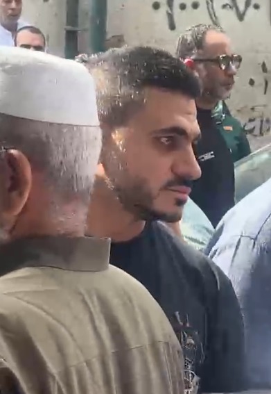 &nbsp;بكاء &nbsp;كريم السبكي أثناء تشييع جثمان السيناريست أحمد عبد الله من مسجد السراج المنير