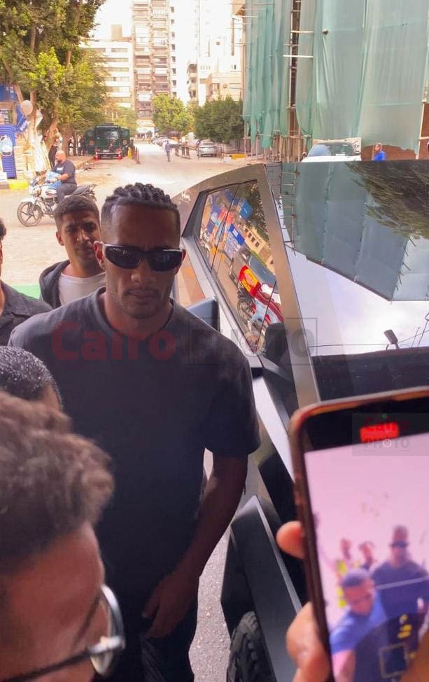 &nbsp;وصول محمد رمضان إلى مسجد مصطفى محمود بالمهندسين لأداء صلاة الجنازة على والده