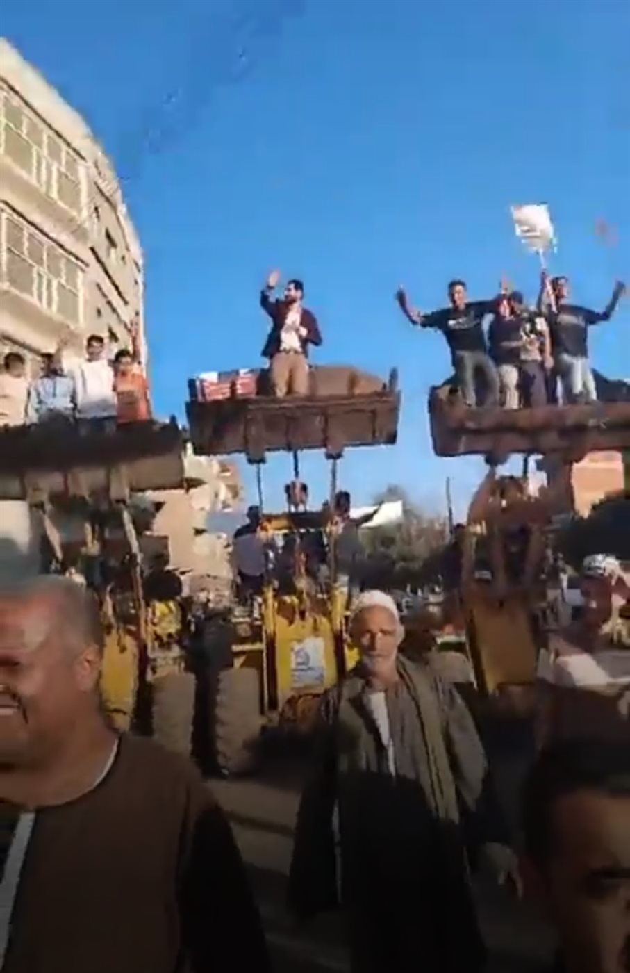 مسيرة باللودرات تحمل مرشح لعضوية مجلس النواب بالمنوفية&nbsp;