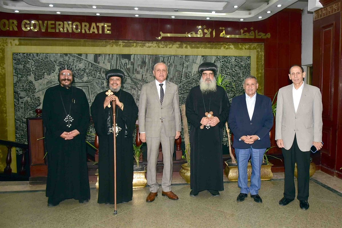 محافظ الأقصر يتسلم دعوة لحضور احتفالات مارجرجس&nbsp;
