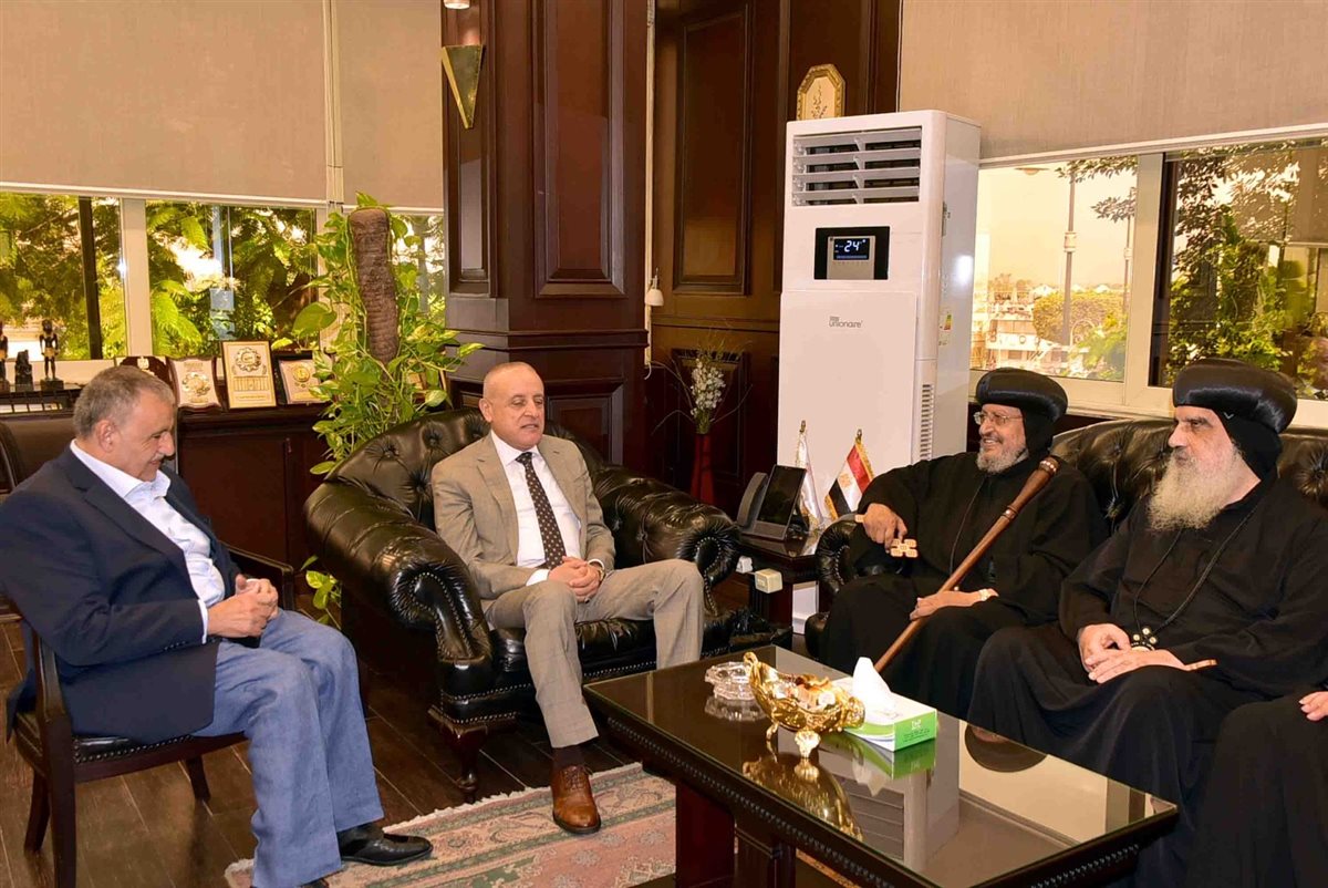 محافظ الأقصر يتسلم دعوة لحضور احتفالات مارجرجس&nbsp;