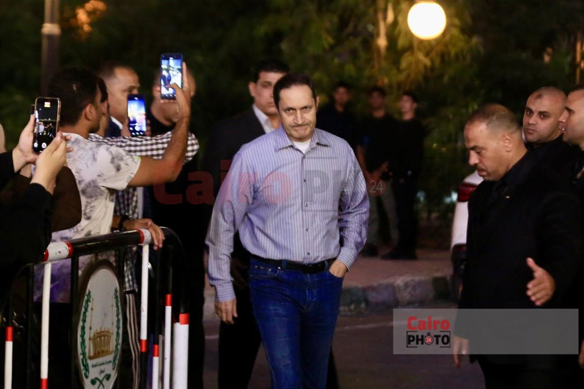 جمال وعلاء مبارك وعمرو سعد أول الحاضرين في عزاء والد محمد رمضان بمسجد الشرطة&nbsp;