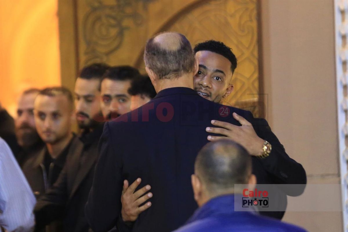 جمال وعلاء مبارك وعمرو سعد أول الحاضرين في عزاء والد محمد رمضان بمسجد الشرطة&nbsp;