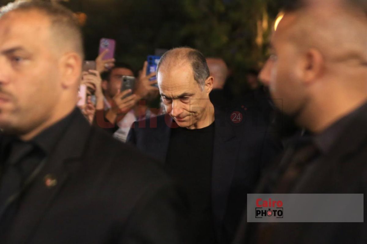 جمال وعلاء مبارك وعمرو سعد أول الحاضرين في عزاء والد محمد رمضان بمسجد الشرطة&nbsp;