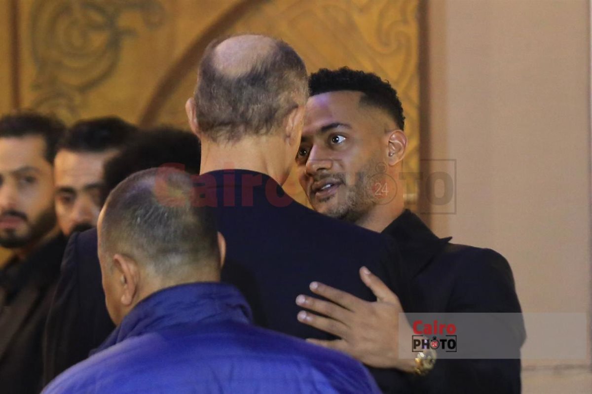 جمال وعلاء مبارك وعمرو سعد أول الحاضرين في عزاء والد محمد رمضان بمسجد الشرطة&nbsp;