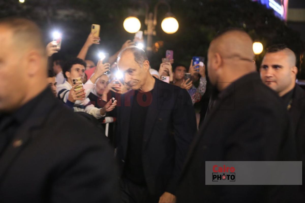 جمال وعلاء مبارك وعمرو سعد أول الحاضرين في عزاء والد محمد رمضان بمسجد الشرطة&nbsp;