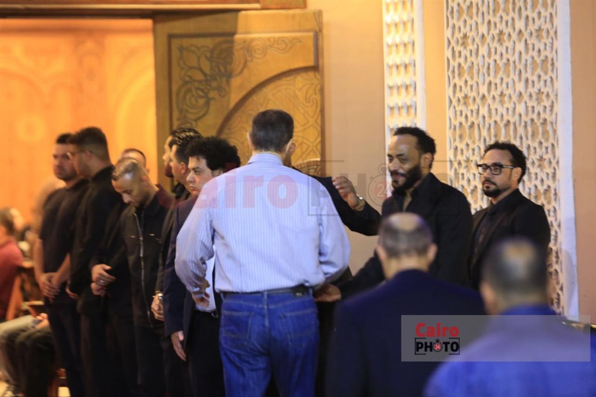 جمال وعلاء مبارك وعمرو سعد أول الحاضرين في عزاء والد محمد رمضان بمسجد الشرطة&nbsp;