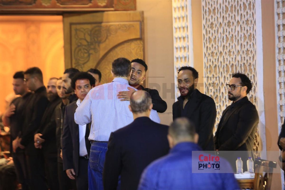 جمال وعلاء مبارك وعمرو سعد أول الحاضرين في عزاء والد محمد رمضان بمسجد الشرطة&nbsp;