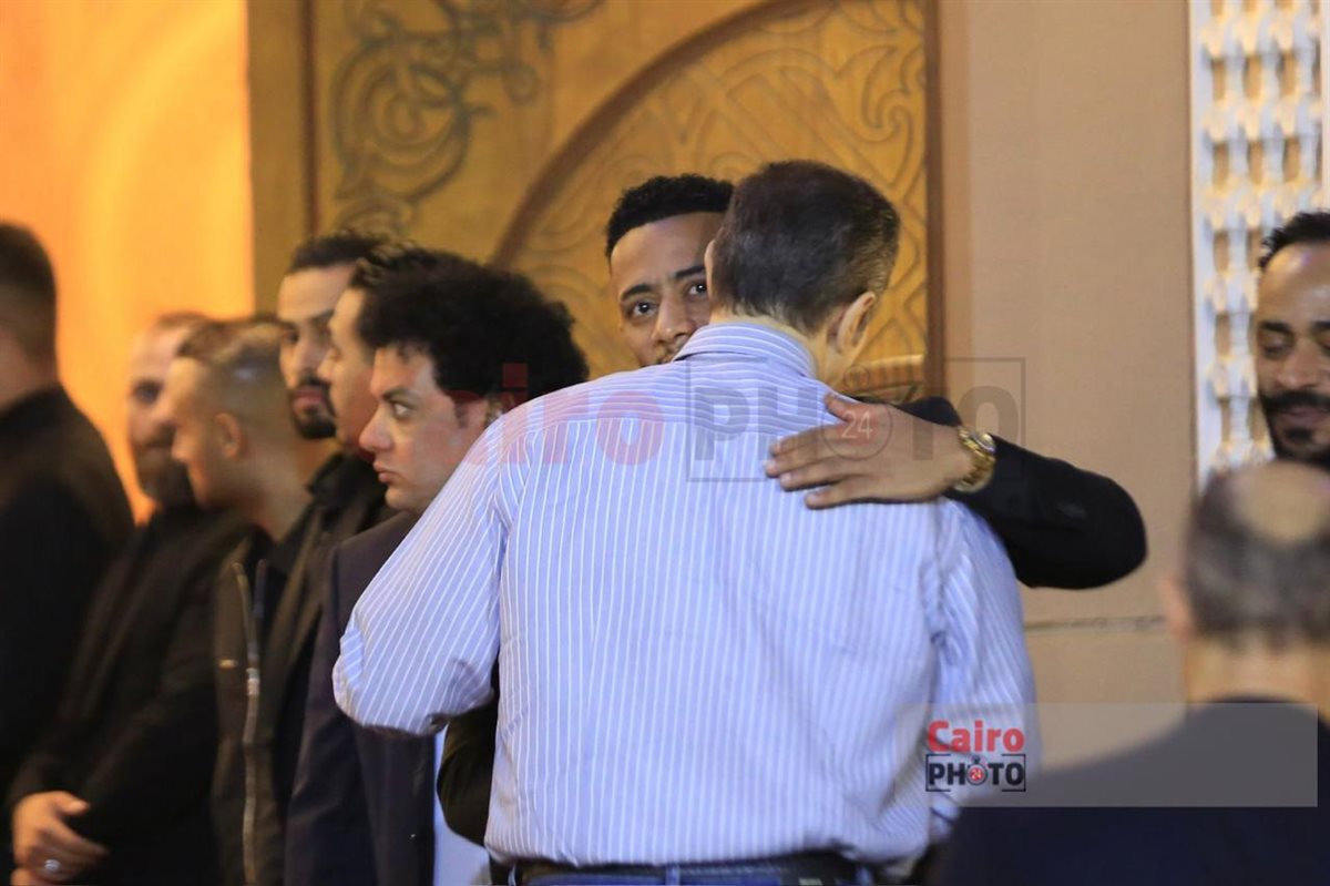 جمال وعلاء مبارك وعمرو سعد أول الحاضرين في عزاء والد محمد رمضان بمسجد الشرطة&nbsp;