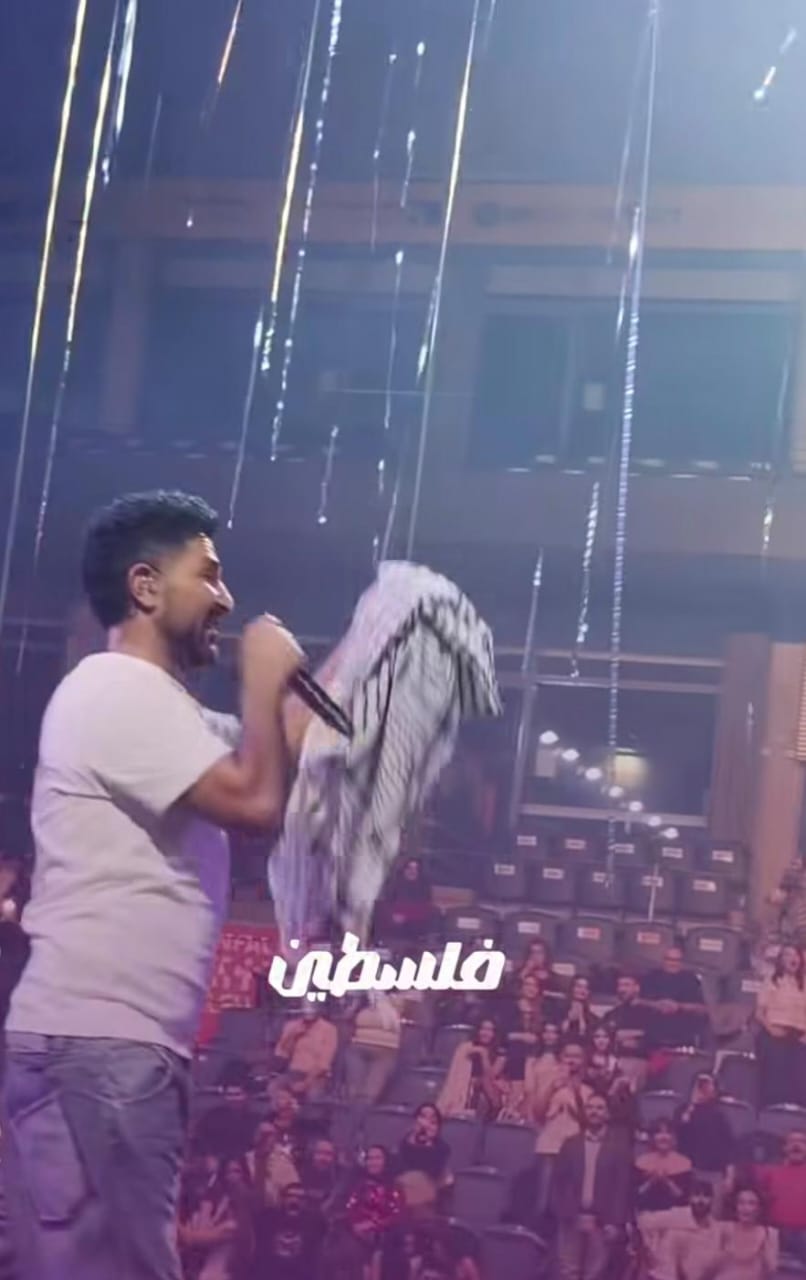 أحمد سعد يرفع علم مصر ويرتدي الشال الفلسطيني في حفله الأخير بألمانيا&nbsp;
