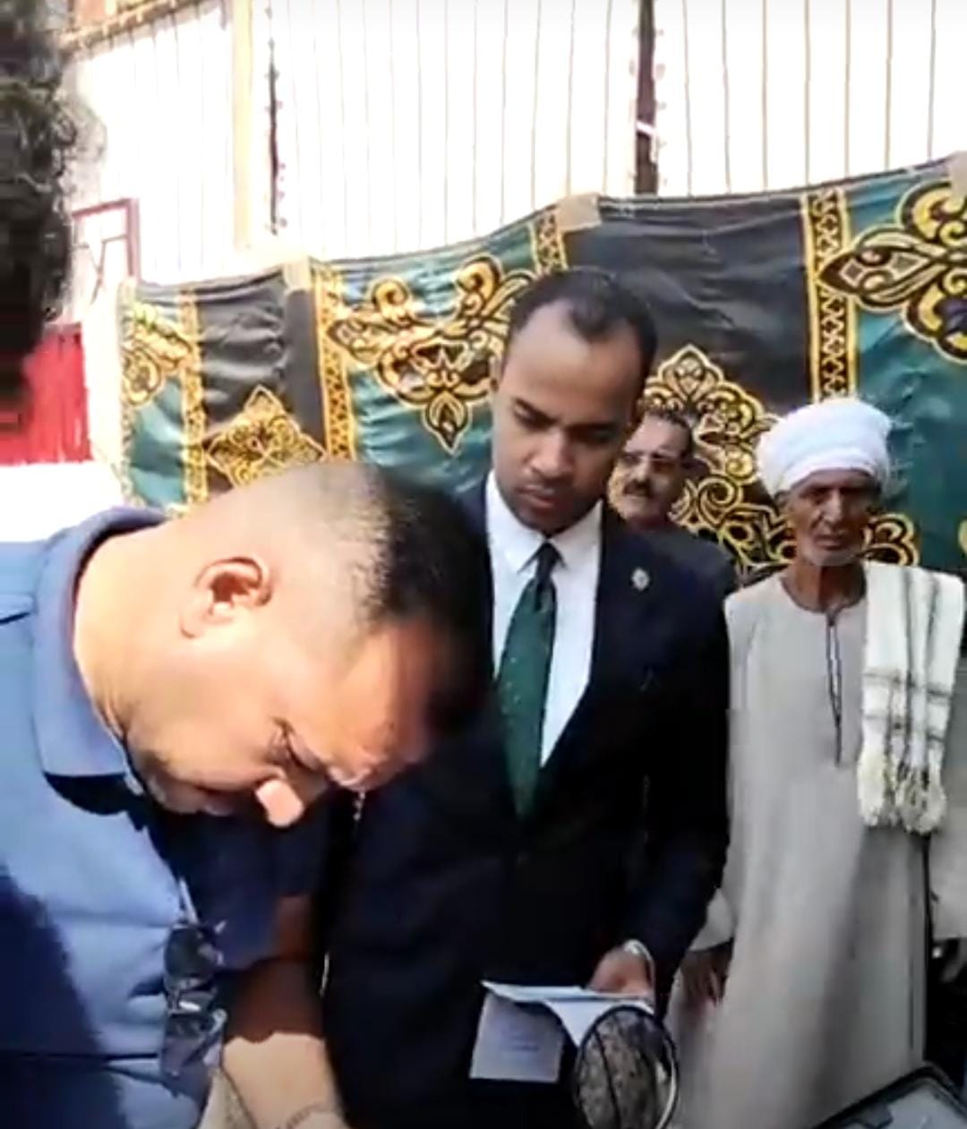 رئيس لجنة يساعد مسن من ذوي الهمم للإدلاء بصوته&nbsp;