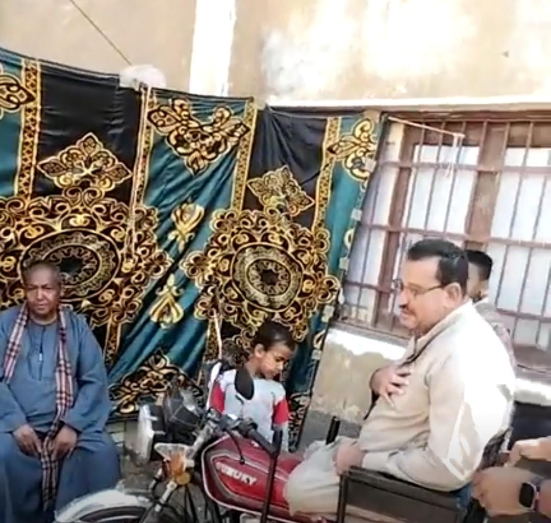 رئيس لجنة يساعد مسن من ذوي الهمم للإدلاء بصوته&nbsp;