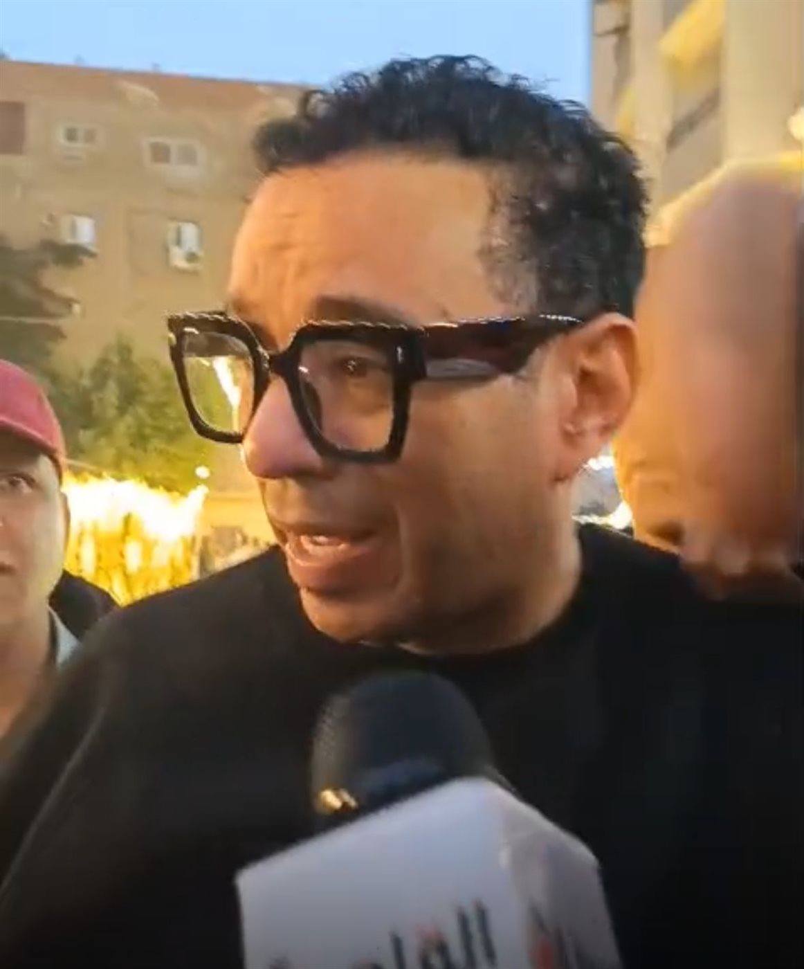 محمود الليثي باكيًا في عزاء المطرب &nbsp;الراحل &nbsp;إسماعيل الليثي: مكان فرحه هو مكان عزائه&nbsp;