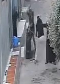 اعتداء شخصين على آخر بالشوم