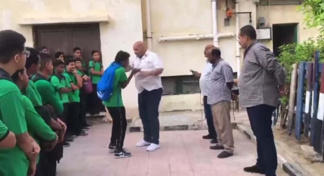 ناظر مدرسة يصفع طالب&nbsp;