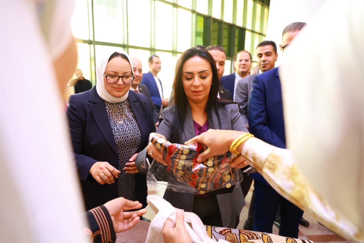 وزيرة التضامن ومحافظ الفيوم يتفقدان معرض كنزي للحرف اليدوية والتراثية&nbsp;