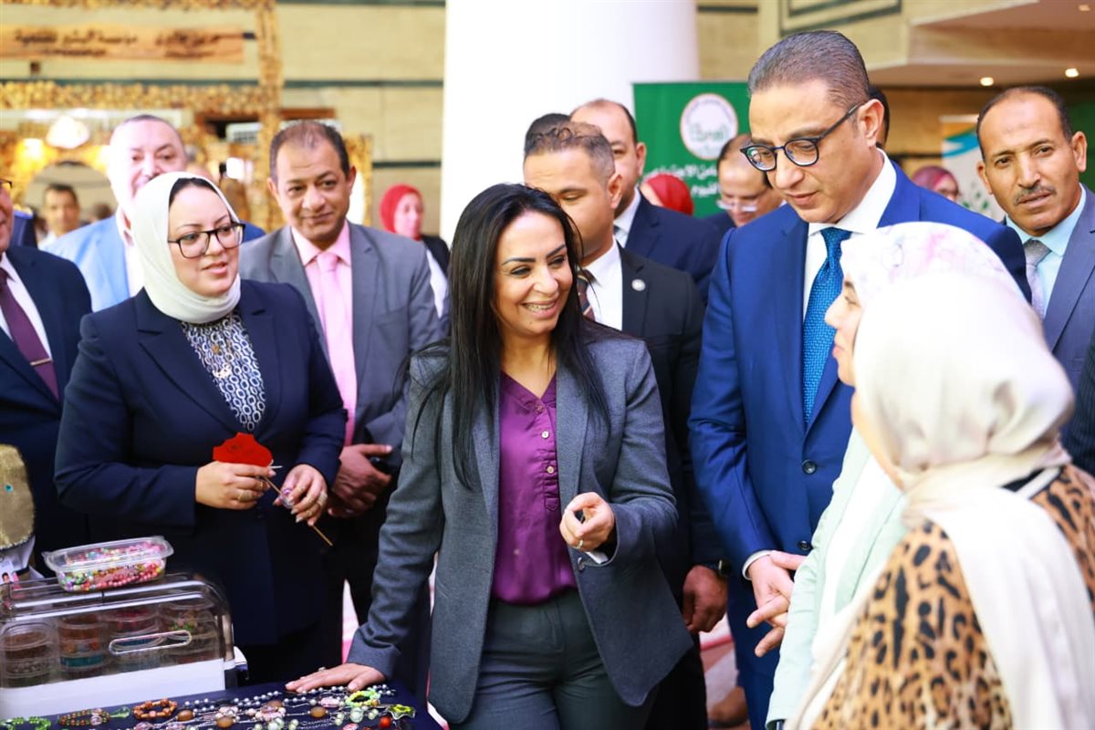وزيرة التضامن ومحافظ الفيوم يتفقدان معرض كنزي للحرف اليدوية والتراثية&nbsp;