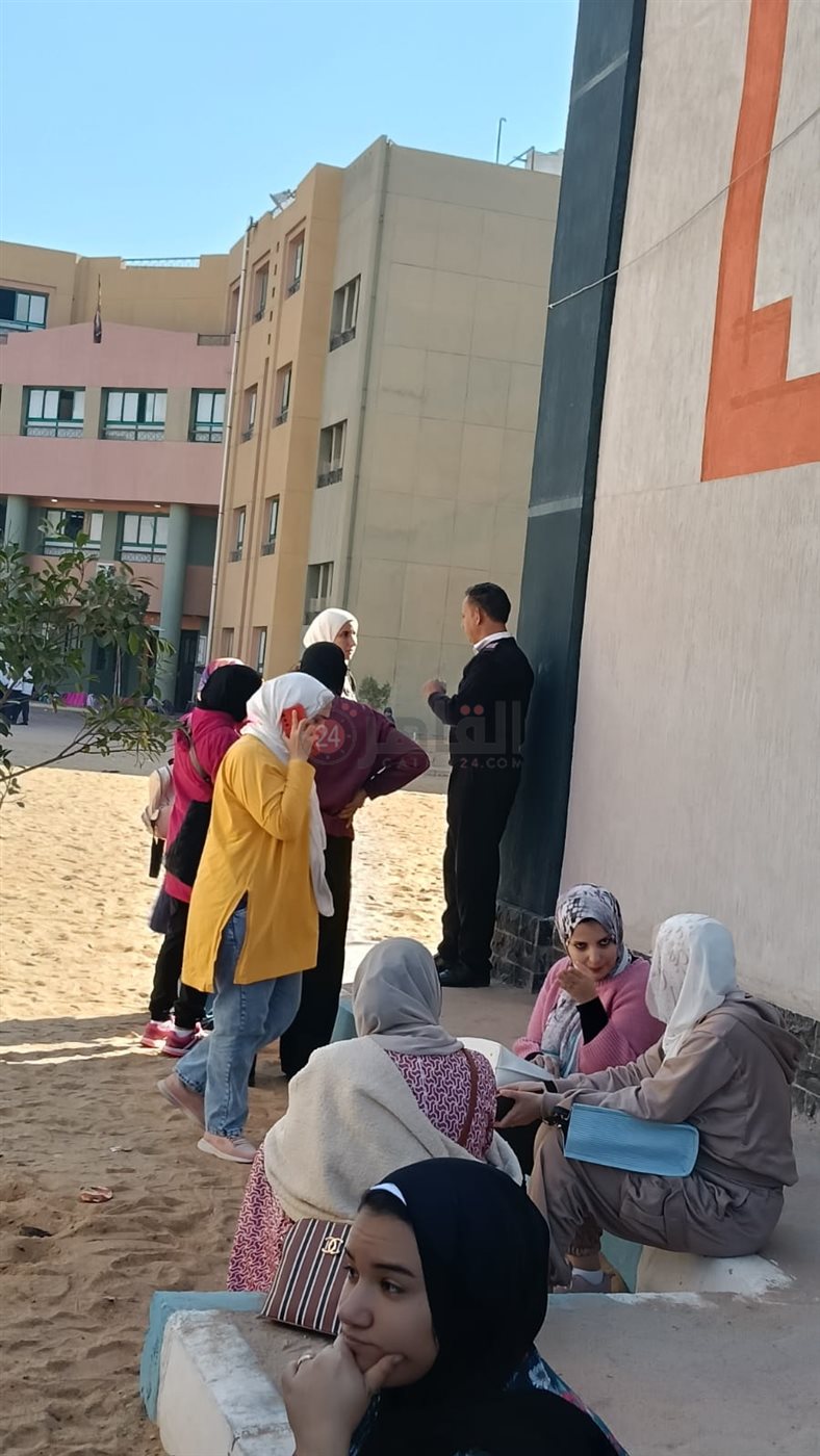 &nbsp;أولياء الأمور يحتجون أمام مدرسة الأبطال المتميزة بالشروق بسبب مشاكل المباني الجديدة