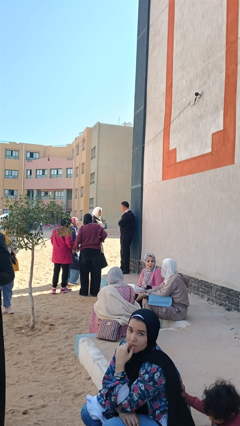 &nbsp;أولياء الأمور يحتجون أمام مدرسة الأبطال المتميزة بالشروق بسبب مشاكل المباني الجديدة