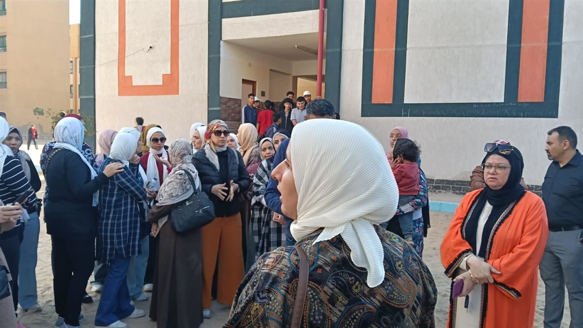 &nbsp;أولياء الأمور يحتجون أمام مدرسة الأبطال المتميزة بالشروق بسبب مشاكل المباني الجديدة