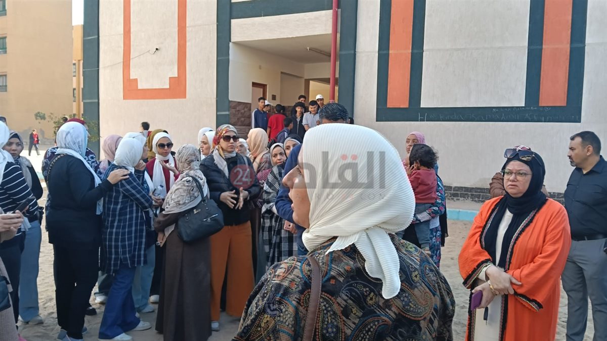 &nbsp;أولياء الأمور يحتجون أمام مدرسة الأبطال المتميزة بالشروق بسبب مشاكل المباني الجديدة