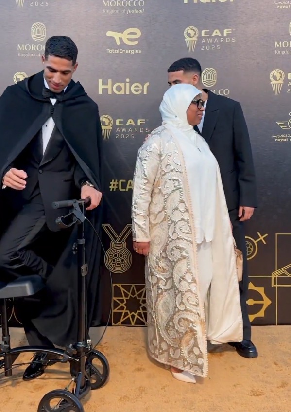 <strong>أشرف حكيمي نجم المغرب يصل إلى حفل توزيع جوائز كاف بـ السكوتر</strong>