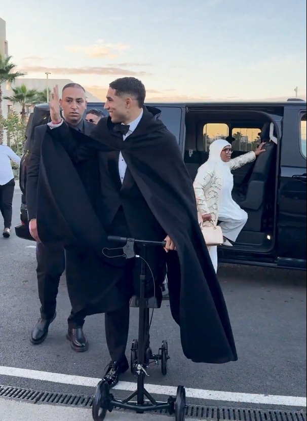 <strong>أشرف حكيمي نجم المغرب يصل إلى حفل توزيع جوائز كاف بـ السكوتر</strong>