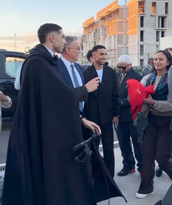 <strong>أشرف حكيمي نجم المغرب يصل إلى حفل توزيع جوائز كاف بـ السكوتر</strong>