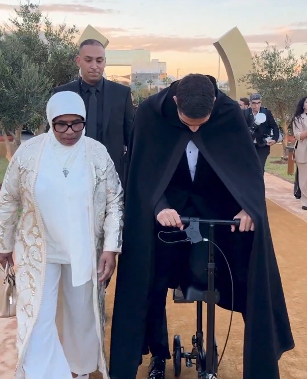 <strong>أشرف حكيمي نجم المغرب يصل إلى حفل توزيع جوائز كاف بـ السكوتر</strong>