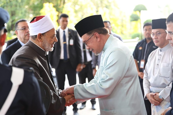 شيخ الازهر يحظى باحترام وتقدير أرفع مسؤولي ماليزيا نظرا لدور الأزهر &nbsp;