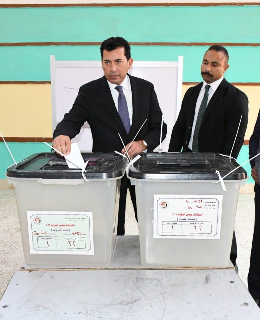 الدكتور أشرف صبحي يدلي بصوته &nbsp;في انتخابات مجلس النواب 2025