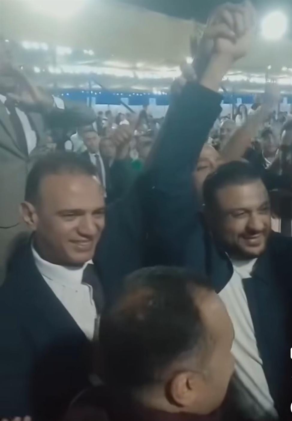 يدًا بيد.. محمد بلال وعمر الغنيمي يحتفلان وسط أنصارهما&nbsp;