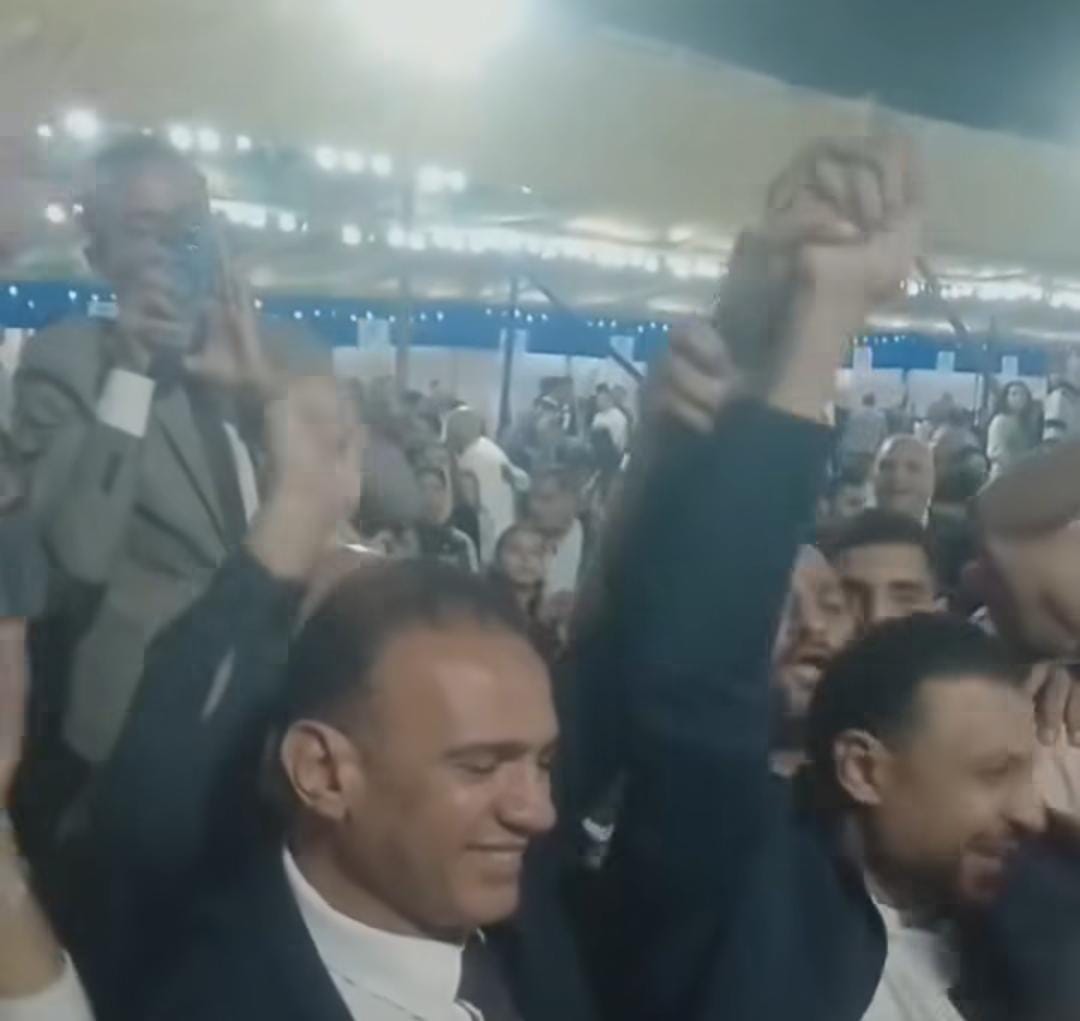 يدًا بيد.. محمد بلال وعمر الغنيمي يحتفلان وسط أنصارهما&nbsp;