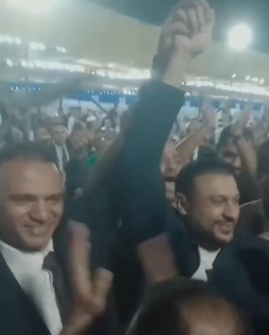 يدًا بيد.. محمد بلال وعمر الغنيمي يحتفلان وسط أنصارهما&nbsp;