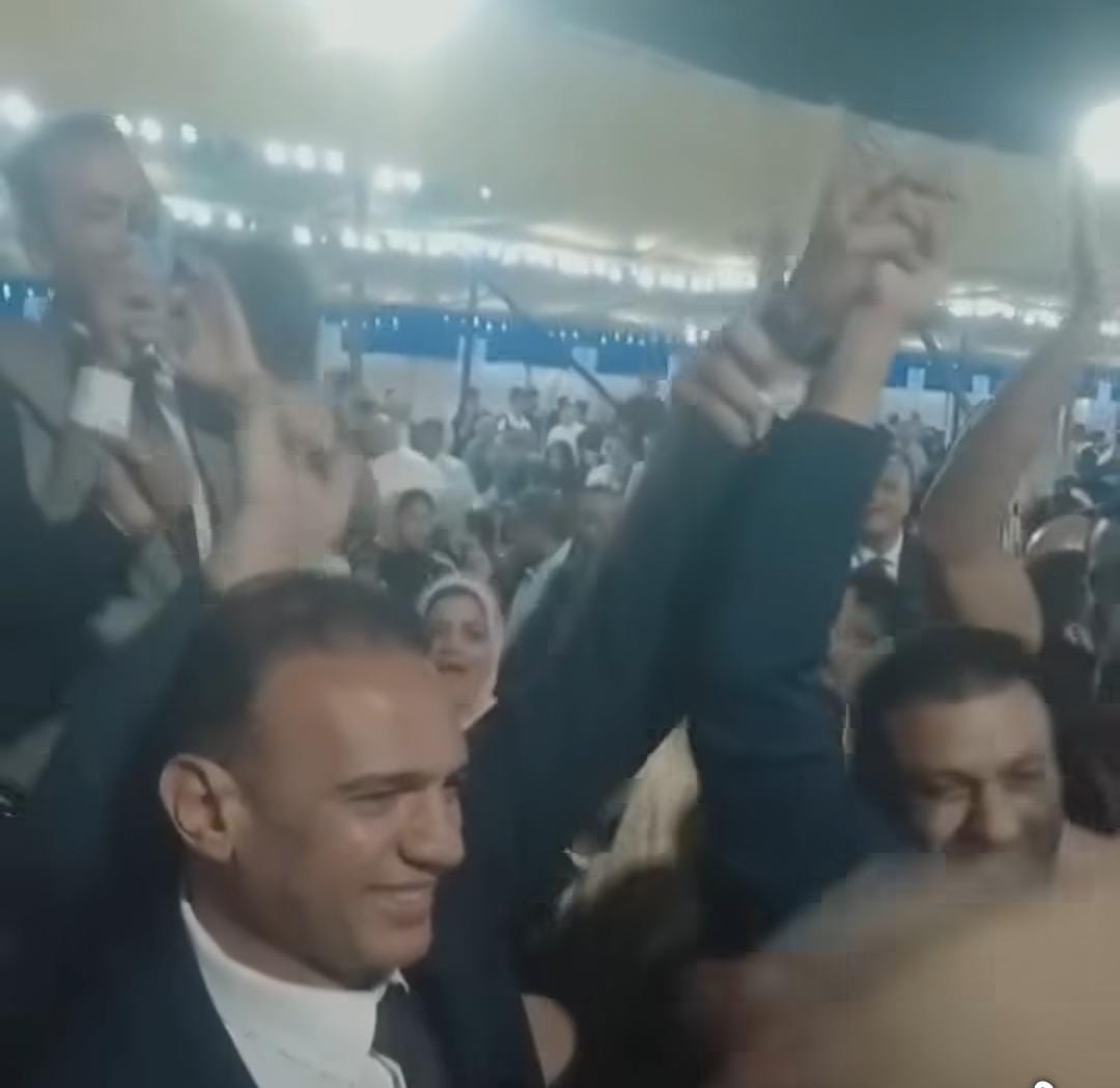 يدًا بيد.. محمد بلال وعمر الغنيمي يحتفلان وسط أنصارهما&nbsp;